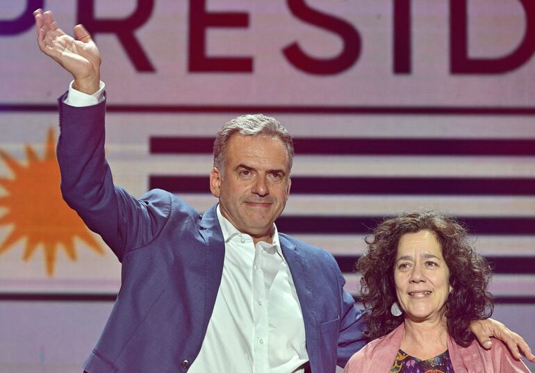 El presidente electo de Uruguay, Yamandú Orsi, junto a su esposa, Laura Alonsoperez.