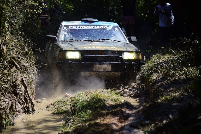 David y Mike White superan una aguada con la Volkswagen Saveiro de la T1.2.