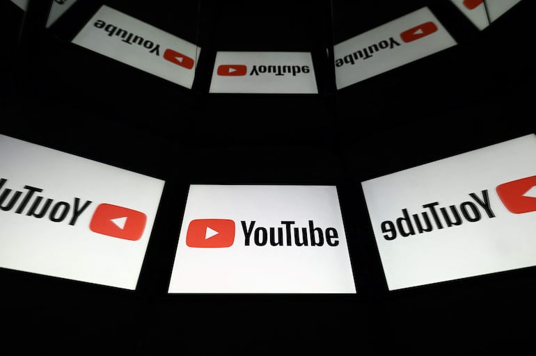 El logo de la red social Youtube en una tableta. La Comisión Europea (CE) pidió este miércoles más información a YouTube, Snapchat y TikTok sobre el diseño y el funcionamiento de sus sistemas de recomendación para ver si cumplen con las reglas de la Ley de Servicios Digitales (DSA) de la Unión Europea (UE) y les dio plazo hasta el 15 de noviembre.