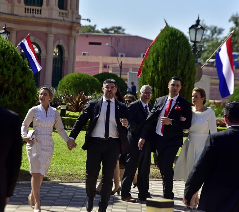 Óscar "Nenecho" Rodríguez y Luis Fernando Bernal, estuvieron acompañados de sus esposas durante el traspaso de mando presidencial.