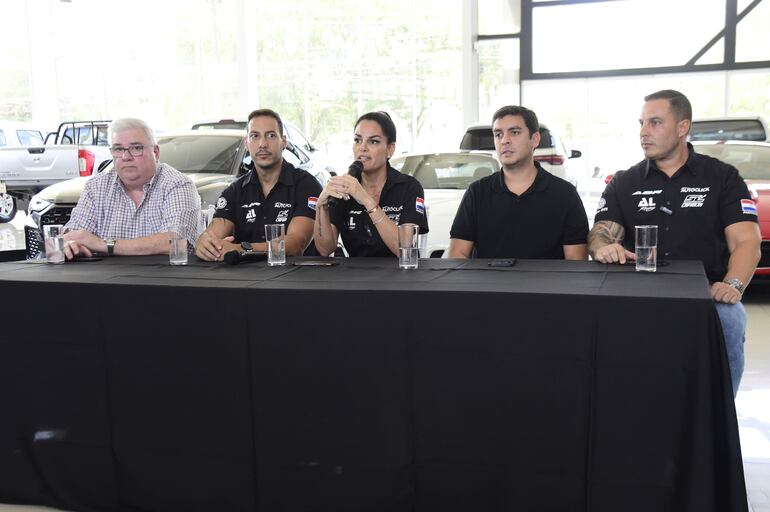 Los hermanos Lafarja junto a Augusto Bestard durante la conferencia de prensa, donde presentaron sus proyectos.