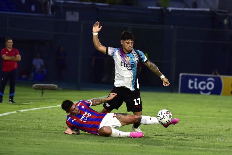 Juan Manuel Iturbe se arroja al piso para cortar el avance de Matías Espinoza