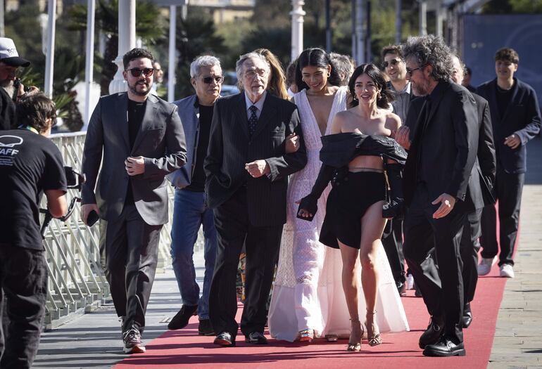 Majo Cabrera ingresa a la alfombra roja del brazo del actor argentino Luis Brandoni, junto a los directores y demás integrantes del equipo de la serie "Nada".
