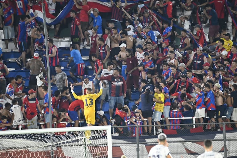 Los incidentes entre los barras de Cerro Porteño en la Gradería Norte durante el partido ante 2 de Mayo en el estadio Defensores del Chaco, en Asunción.