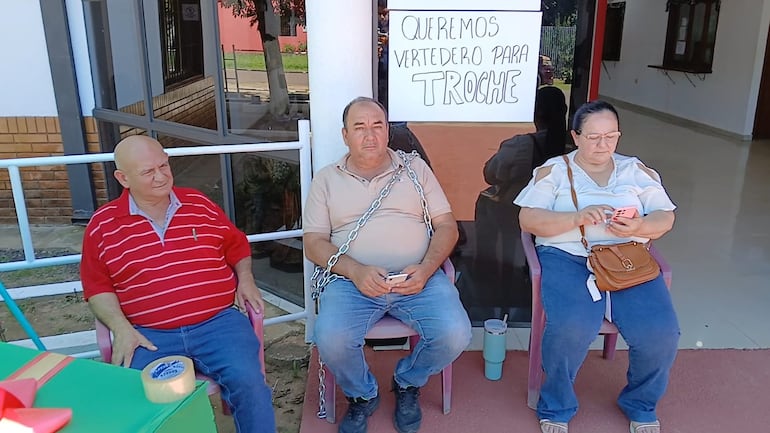 Los concejales Edgar Resquín (izq.), Hugo Vázquez (medio) y Esperilda Martínez (der.), frente al Palacete Municipal de Mauricio José Troche.