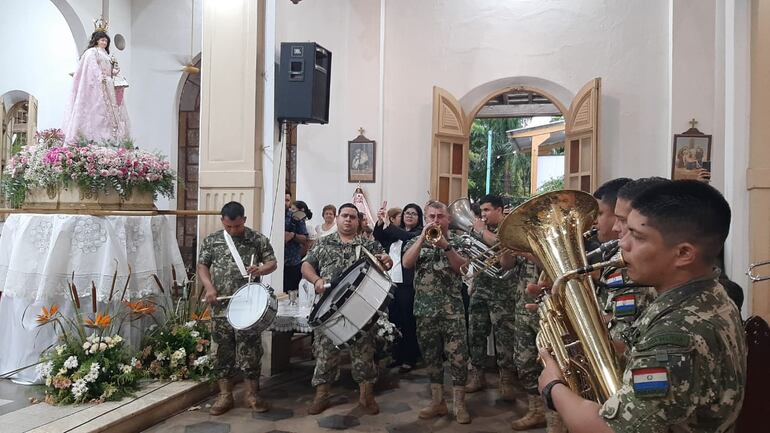 La banda de músicos de la Academia Militar llevó una serenata a la Virgen.