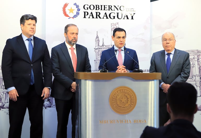 El ministro de Industria y Comercio, Javier Giménez; el ministro de Minas y Energía brasileño, Alexandre Silveira;  y los cancilleres de Paraguay y Brasil, Rubén Ramírez y Mauro Vieira.