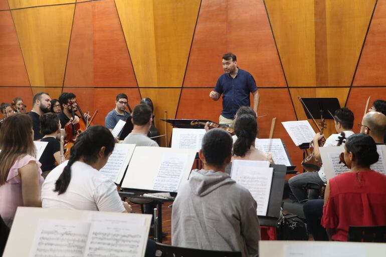 La OSN durante uno de los ensayos para el concierto que ofrecerán hoy en el Teatro Municipal.