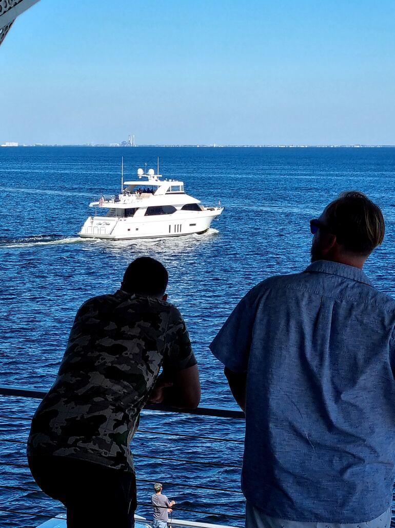 cuenta con amplias pasarelas que se extienden a lo largo de la costa, lo que permite a los visitantes pasear y disfrutar de vistas panorámicas