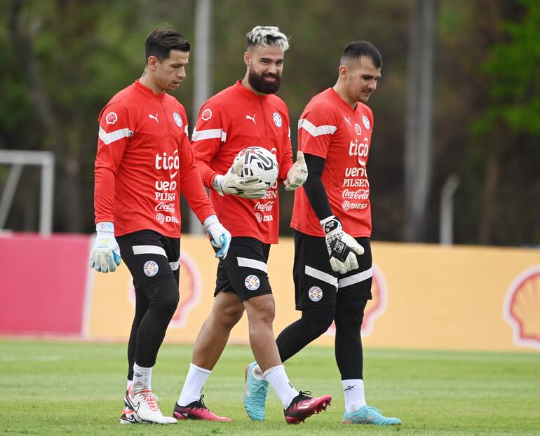 Yo tengo la pelota parece ser el mensaje de Carlos Miguel Coronel en su primer día de práctica junto a Juan Espínola y Santiago Rojas. Este último le hace sombra.