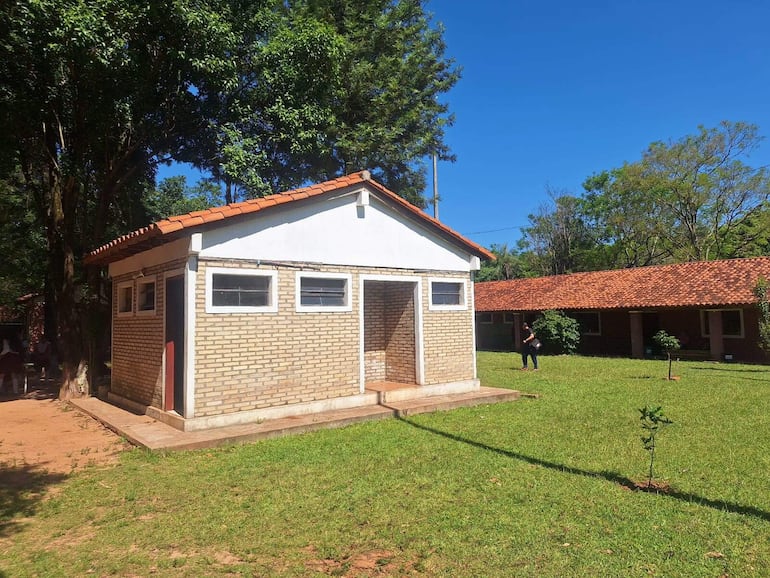 El sanitario para los alumnos del Colegio Nacional Bonifacio Martínez fue la última obra realizada por el gobierno municipal, pero tuvo lugar durante el mandato de Orlando Rojas y no de Derlis Molinas.