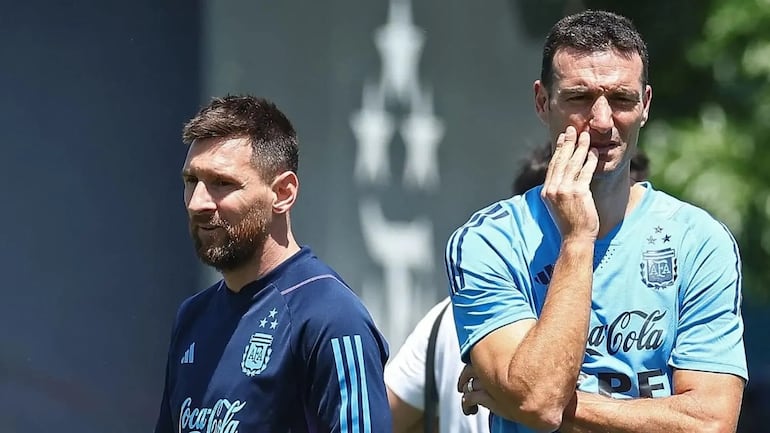 Messi y Lionel Scaloni, el capitán y el entrenador de la selección argentina, que el jueves enfrenta a Paraguay, en Asunción.