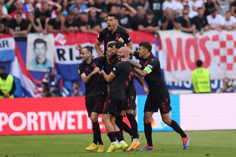 Los jugadores de Albania celebran un gol en el partido frente a Croacia por la segunda fecha del Grupo B de la Eurocopa.