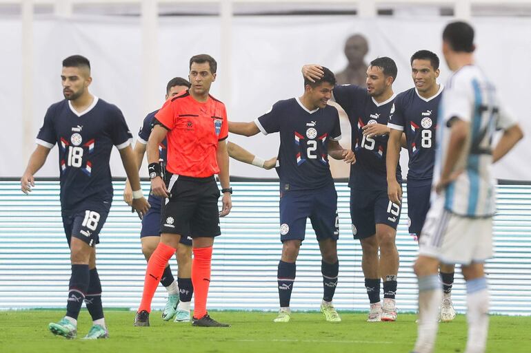 Los jugadores de la selección paraguaya celebran un gol en el partido contra Argentina por el Preolímpico Sudamericano Sub 23 en el estadio Nacional Brígido Iriarte, en Caracas, Venezuela.