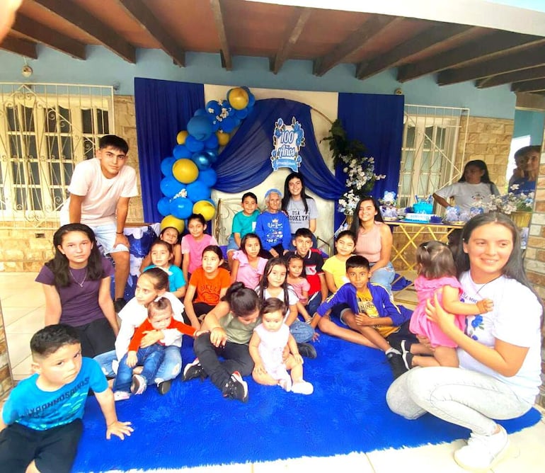 Los nietos y bisnietos que llegaron a participar de la fiesta de cumpleaños de Doña Gervacia Colmán.