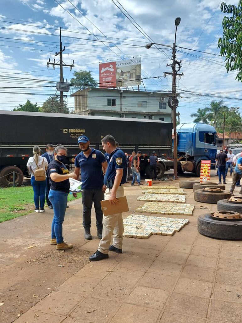 Policías de Investigaciones con los “ladrillos”.