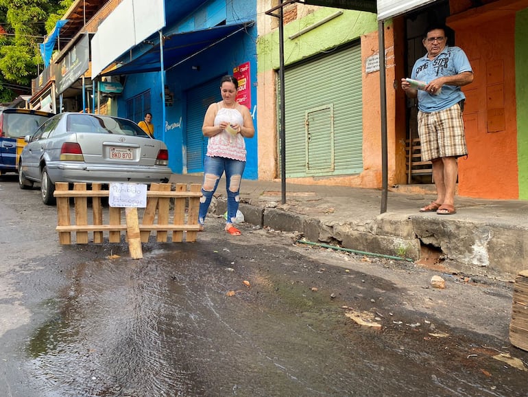 Pérdida de caño roto de la Essap en medio de una crisis hídrica.