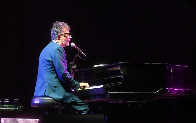 Fito Páez alternó entre el piano y la guitarra a lo largo del show, en el que recordó varios episodios de su vida como su participación en el Rock SanBer.