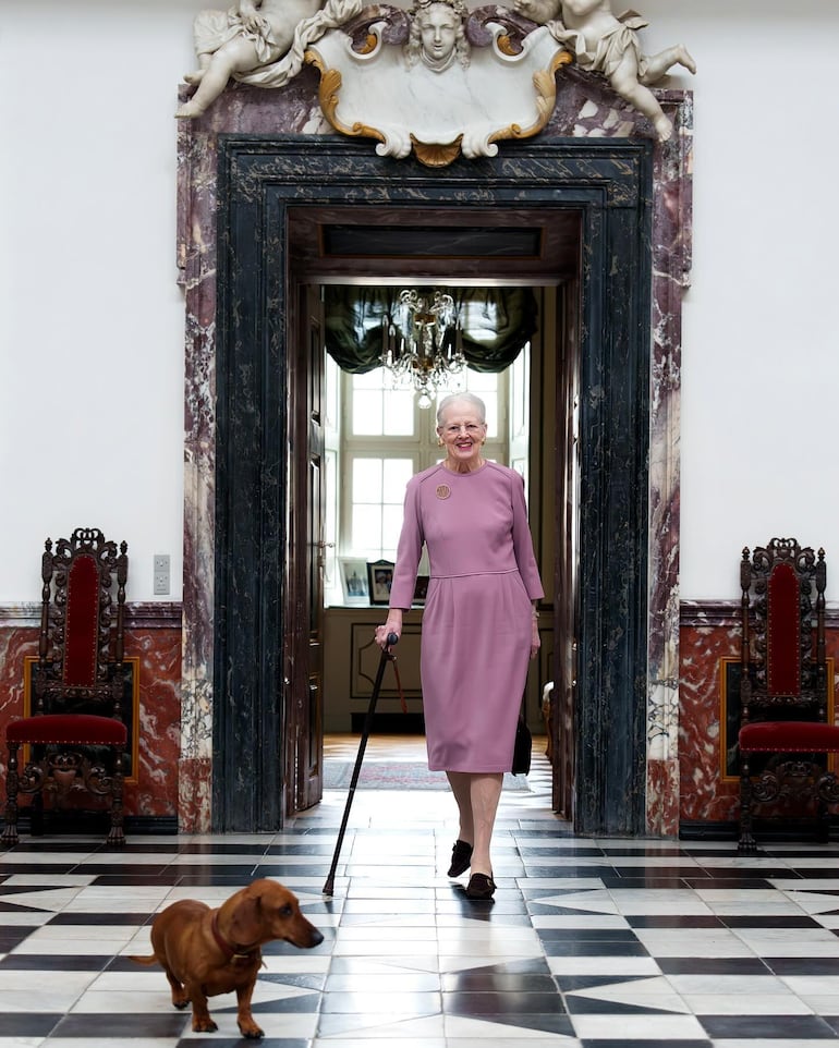 Margarita de Dinamarca pasea sonriente con la ayuda de un bastón junto a su perro salchicha Tillia. (Instagram/DET DANSKE KONGEHUS)