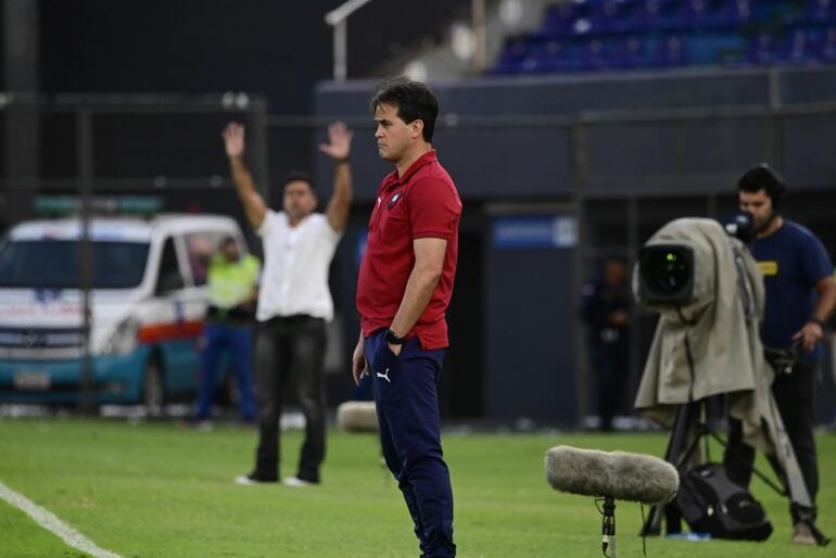 Diego Gavilán, entrenador de Cerro Porteño, en el partido contra Tacuary por la novena jornada del torneo Clausura 2023 del fútbol paraguayo en el estadio Defensores del Chaco, en Asunción.