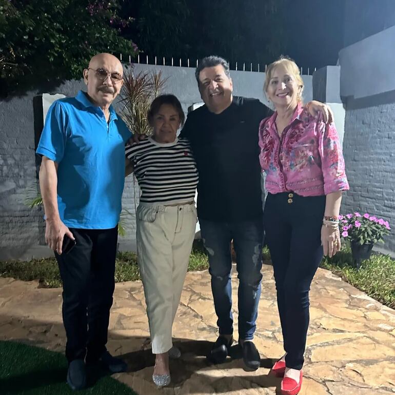 Los icónicos conductores con sus esposas: Ricardo Rodas Vill y Tere, Rubén Rodríguez y Ana María. (Instagram/Ana María de Rodríguez)