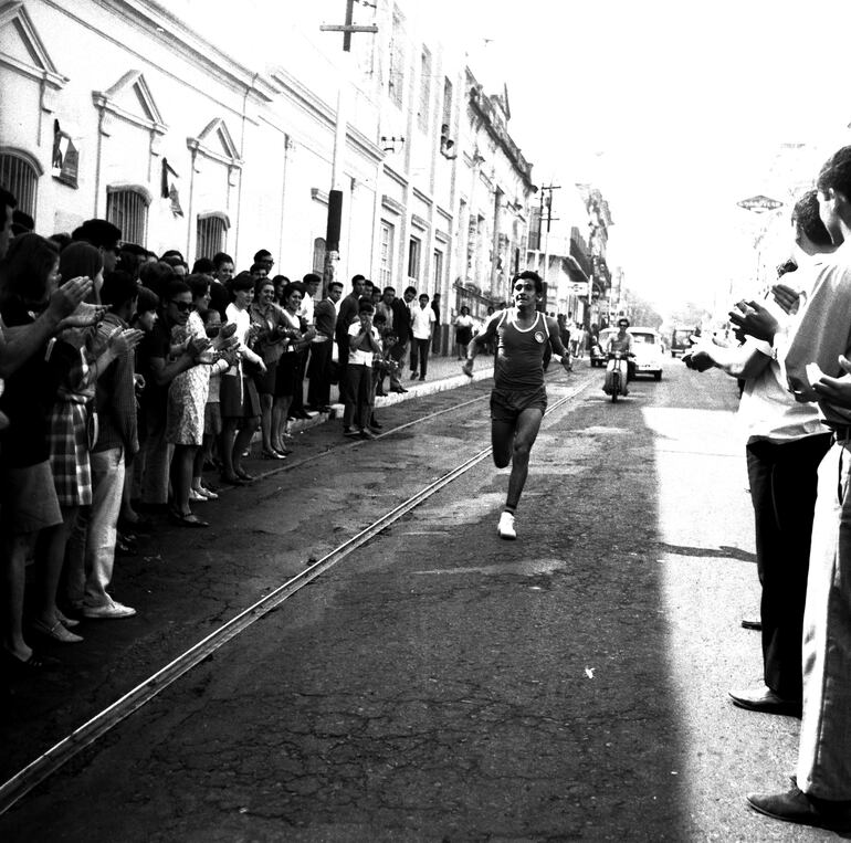 Mucha gente se agolpaba en la meta a la que llegaban los atletas de la Maratón Universitaria al lado de donde funcionaba el Paraninfo de la Universidad Nacional de Asunción en 1968.