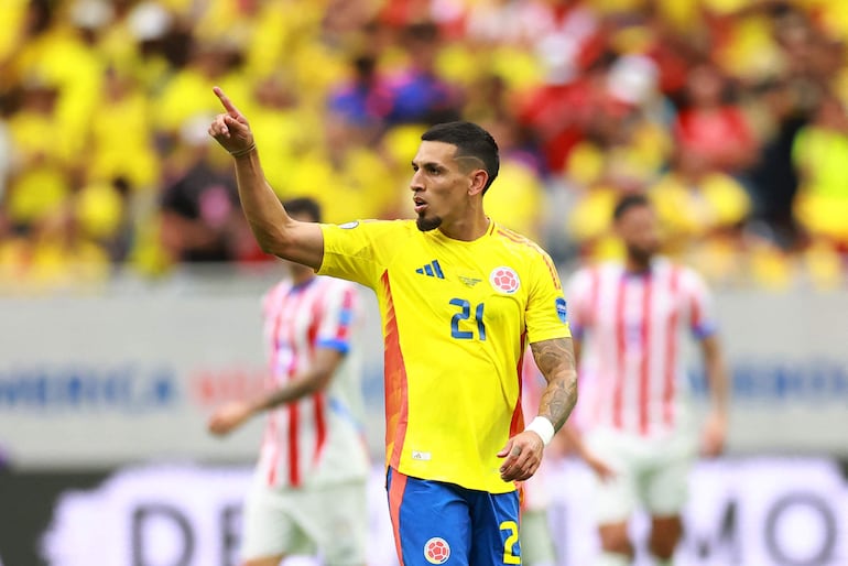 Daniel Muñoz (21), jugador de la selección de Colombia, celebra un gol en el partido frente a Paraguay por la primera fecha del Grupo D de la Copa América 2024 en el NRG Stdium, en Houston, Texas.