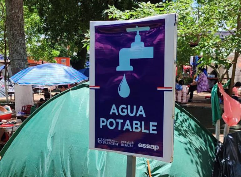 Grifos de la Essap con agua potable.