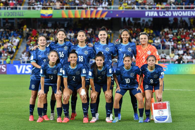 Players of Paraguay pose for a picture before the beginning of the  2024 FIFA U-20 Women's World Cup match between Paraguay and Morocco at the Pascual Guerrero stadium in Cali, Colombia on September 1, 2024. (Photo by Nelson Rios / AFP)