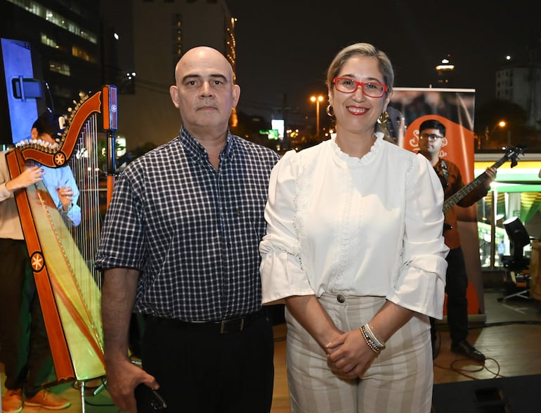 Álvaro Benítez junto a Romina Zacarias. 