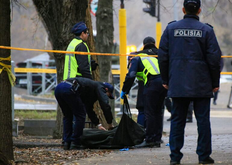 Policías en los alrededores del hostal siniestrado en Almaty, Kazajistán, este jueves.