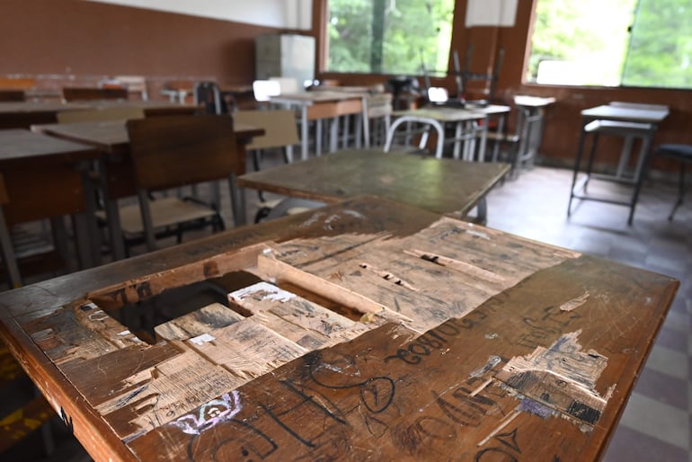 Una mesa completamente dañada en la que deben almorzar niños en la escuela Juan León Mallorquín del barrio Sajonia, Asunción.