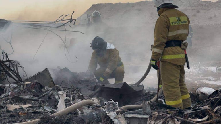  Miembros de los servicios de emergencias trabajan en el rescate de pasajeros de un avión que se estrelló cuando cubría la ruta entre la capital azerbaiyana, Bakú, y la ciudad rusa de Grozni, este miércoles. 