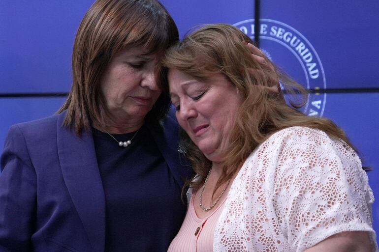 Griselda Heredia (d), madre del gendarme Nahuel Agustín Gallo, junto a la ministra de Seguridad argentina, Patricia Bullrich, en Buenos Aires.