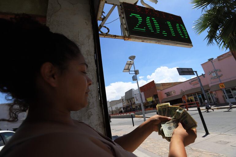 Una persona cuenta dólares a su salida de una casa de cambio, en Ciudad Juárez, estado de Chihuahua (México).  (EFE)