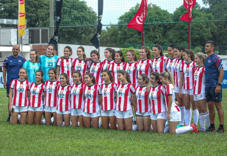 Plantel de fútbol femenino del American School of Asunción, que se estrenó con victoria.