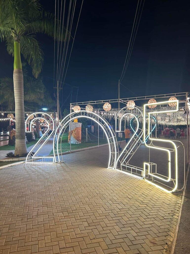 Navidad con adornos de materiales reciclados y luces en Isla Pucú  