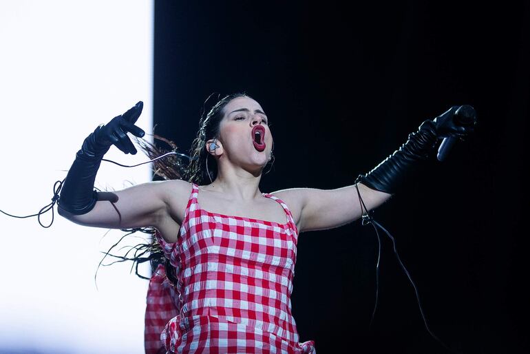 La cantante española Rosalía se presenta durante el festival AXE Ceremonia en el Parque Bicentenario, en Ciudad de México (México). 