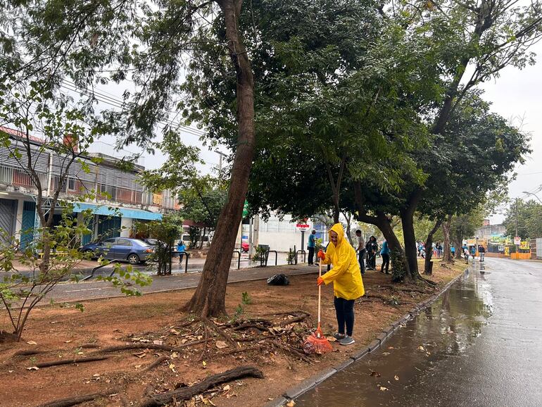 Voluntarios realizan una jornada de limpieza en Asunción