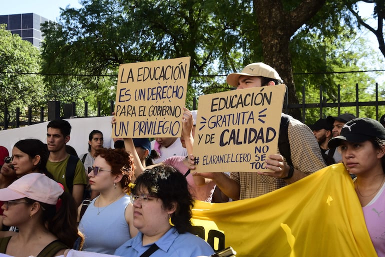 Una masiva protesta protagonizaron los jóvenes de la Universidad Nacional de Asunción (UNA).