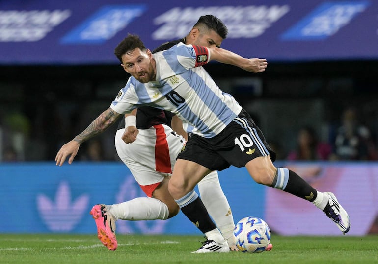 Argentina's forward #10 Lionel Messi and Peru's defender #05 Carlos Zambrano fight for the ball during the 2026 FIFA World Cup South American qualifiers football match between Argentina and Peru at the La Bombonera stadium in Buenos Aires on November 19, 2024. (Photo by JUAN MABROMATA / AFP)