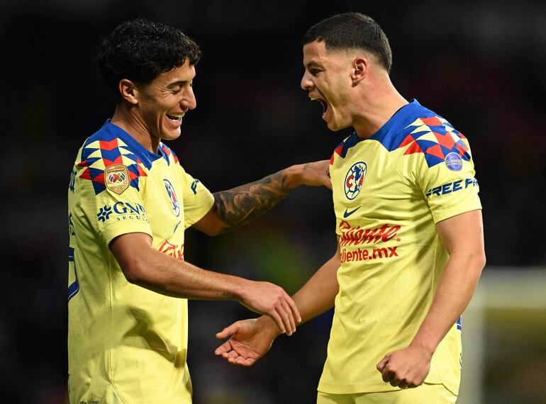 Americas midfielder Paraguayan Richard Sanchez (R) celebrates with his teammate forward   Alejandro Zendejas after scoring a goal during the 2024 Mexican Clausura football tournament match between America and Queretaro at the Azteca stadium in Mexico City on January 20, 2024. (Photo by CARL DE SOUZA / AFP)