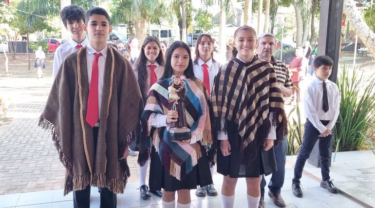 Llegada de estudiantes ataviados con prendas de lana  al templo parroquial de San Miguel Arcángel para la misa folclórica de ayer.