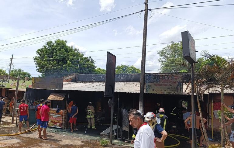 Unos locales comerciales fueron afectados por el fuego.