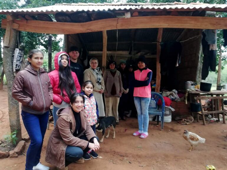 La hermana Leonarda Paiva Calastra, junto con los jóvenes de Jumavi, quienes aguardan la ayuda para poder cerrar la pieza con ladrillo.