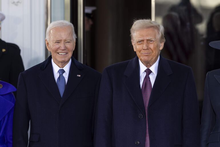 El exmandatario estadounidense Joe Biden (i) y su sucesor, presidente Donald Trump, en la Casa Blanca.