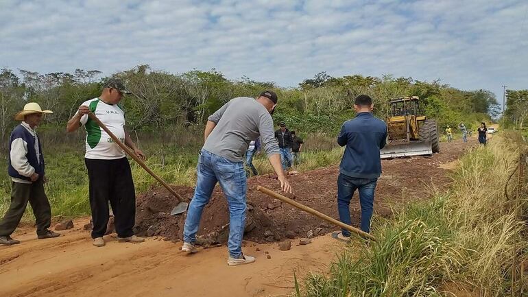 
Los lugareños afectados por el mal estado de la calle vecinal trabajan en la reparación de la vía.