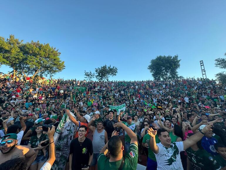 Concurrida celebración del título de campeón de Paranaense en el lago de la República de Ciudad del eEste.