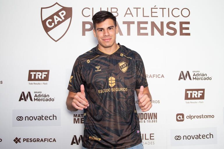 Miguel Jacquet durante la presentación como refuerzo de Platense de Argentina.