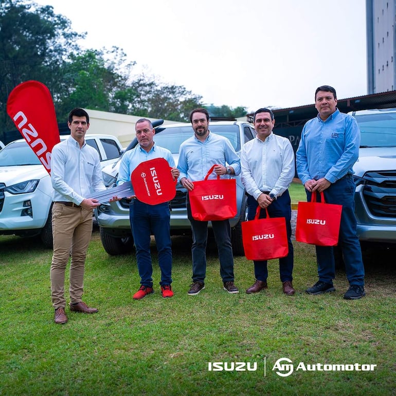 Directivos de UPL Paraguay recibieron las llaves de su nueva flota vehicular.